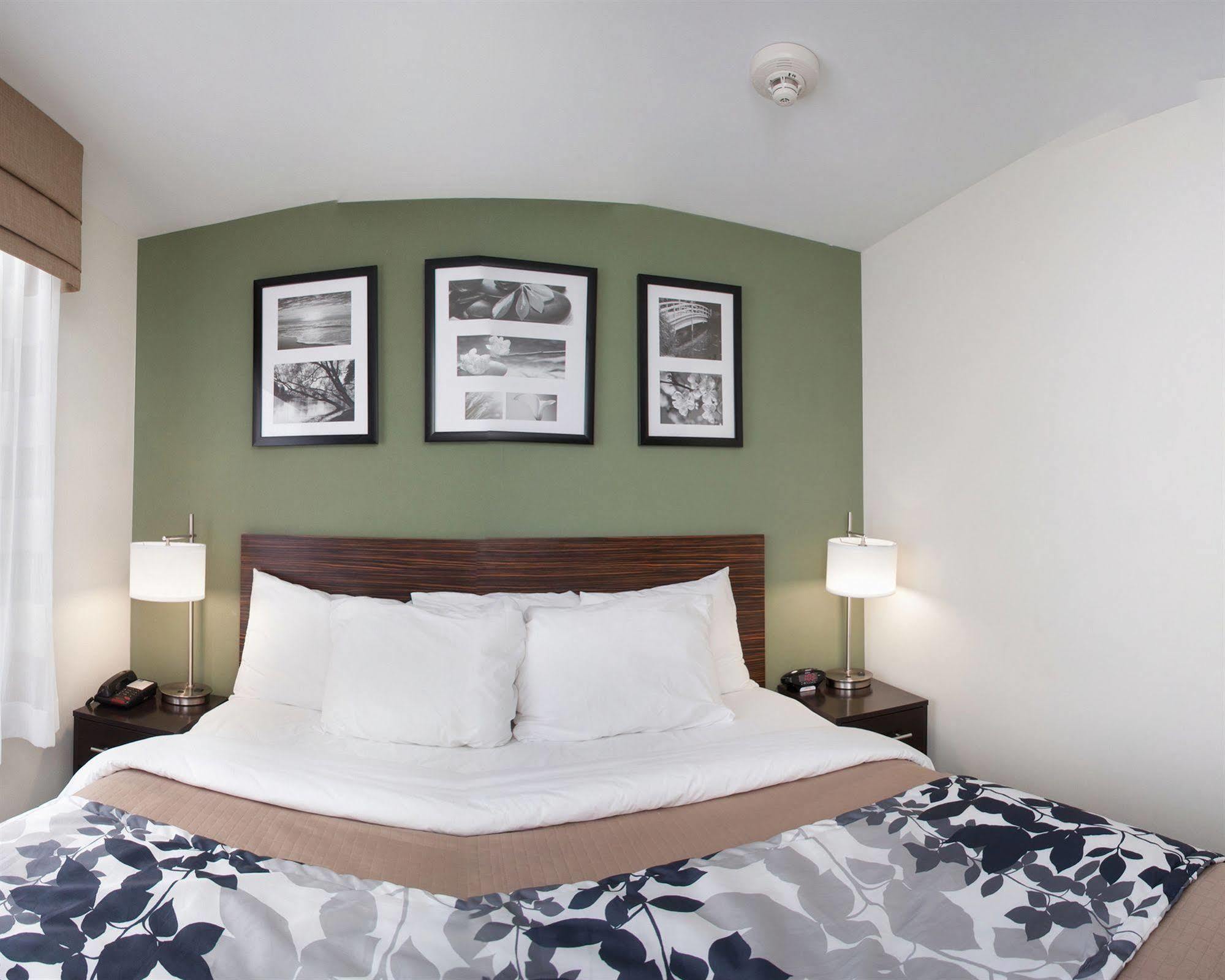Days Inn By Wyndham Brooklyn Borough Park Nowy Jork Zewnętrze zdjęcie